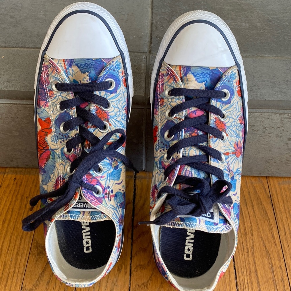 Floral Converse sneakers 🌺